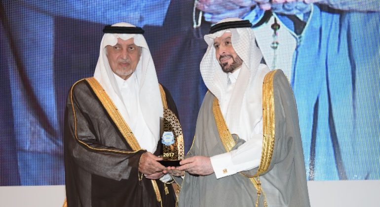 الأمير/ خالد الفيصل يكرم مشاركة المالية على رعايتها لحفل أكثر 100 علامة تجارية رواجاً