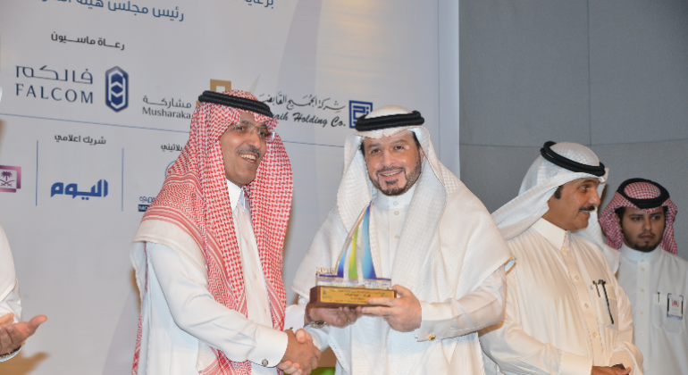 رئيس هيئة السوق المالية يكرم مشاركة على رعايتها لملتقى تحول الشركات العائلية